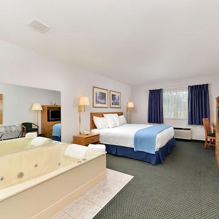 Americas Best Value Inn & Suites - Tahquamenon Country Newberry Zewnętrze zdjęcie