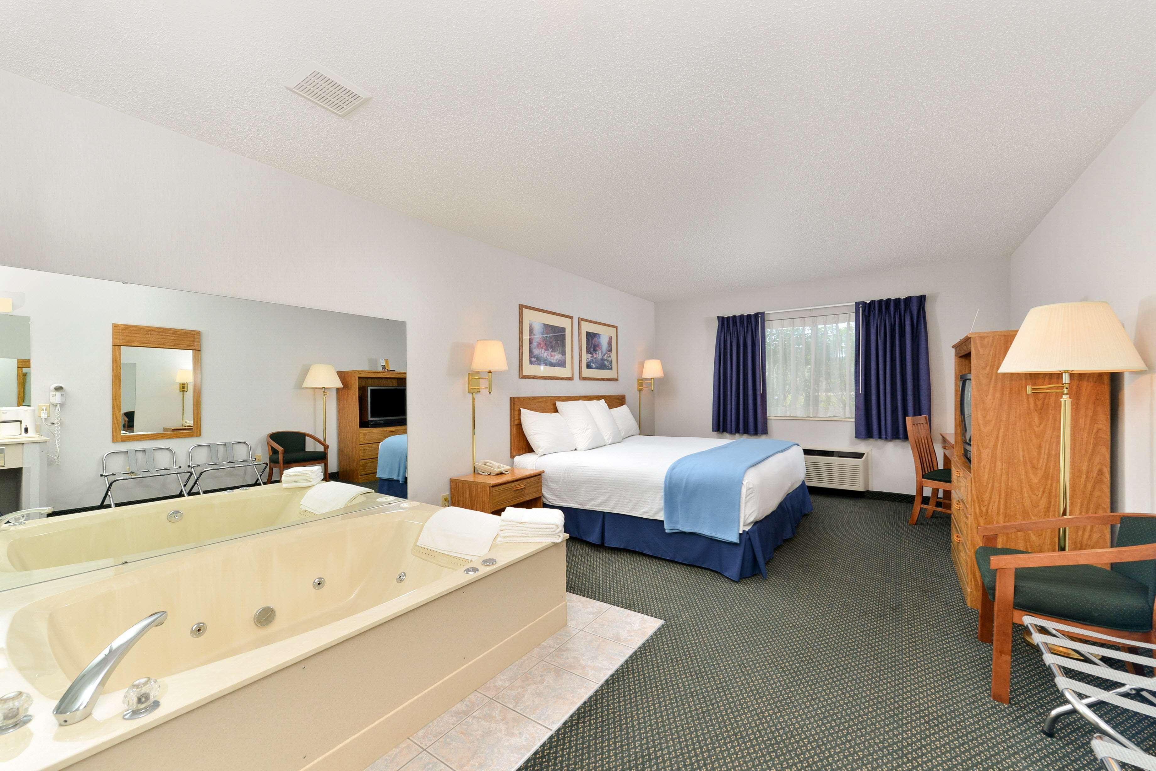 Americas Best Value Inn & Suites - Tahquamenon Country Newberry Zewnętrze zdjęcie