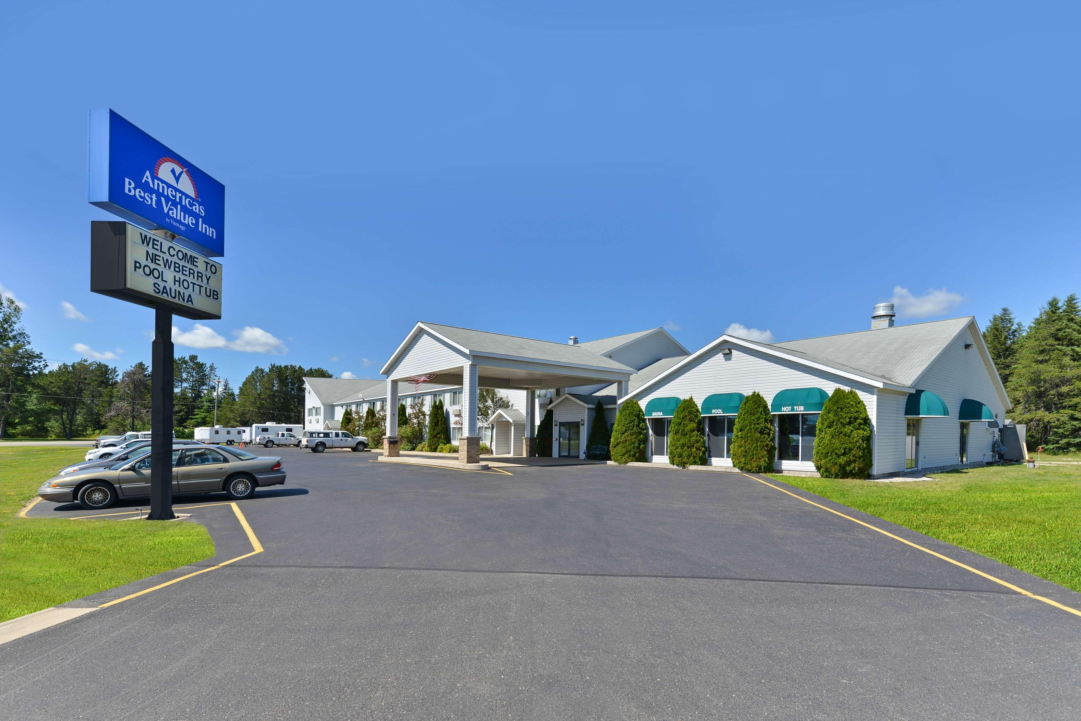 Americas Best Value Inn & Suites - Tahquamenon Country Newberry Zewnętrze zdjęcie
