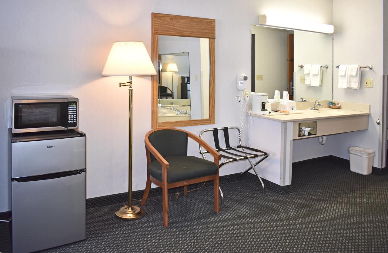 Americas Best Value Inn & Suites - Tahquamenon Country Newberry Zewnętrze zdjęcie