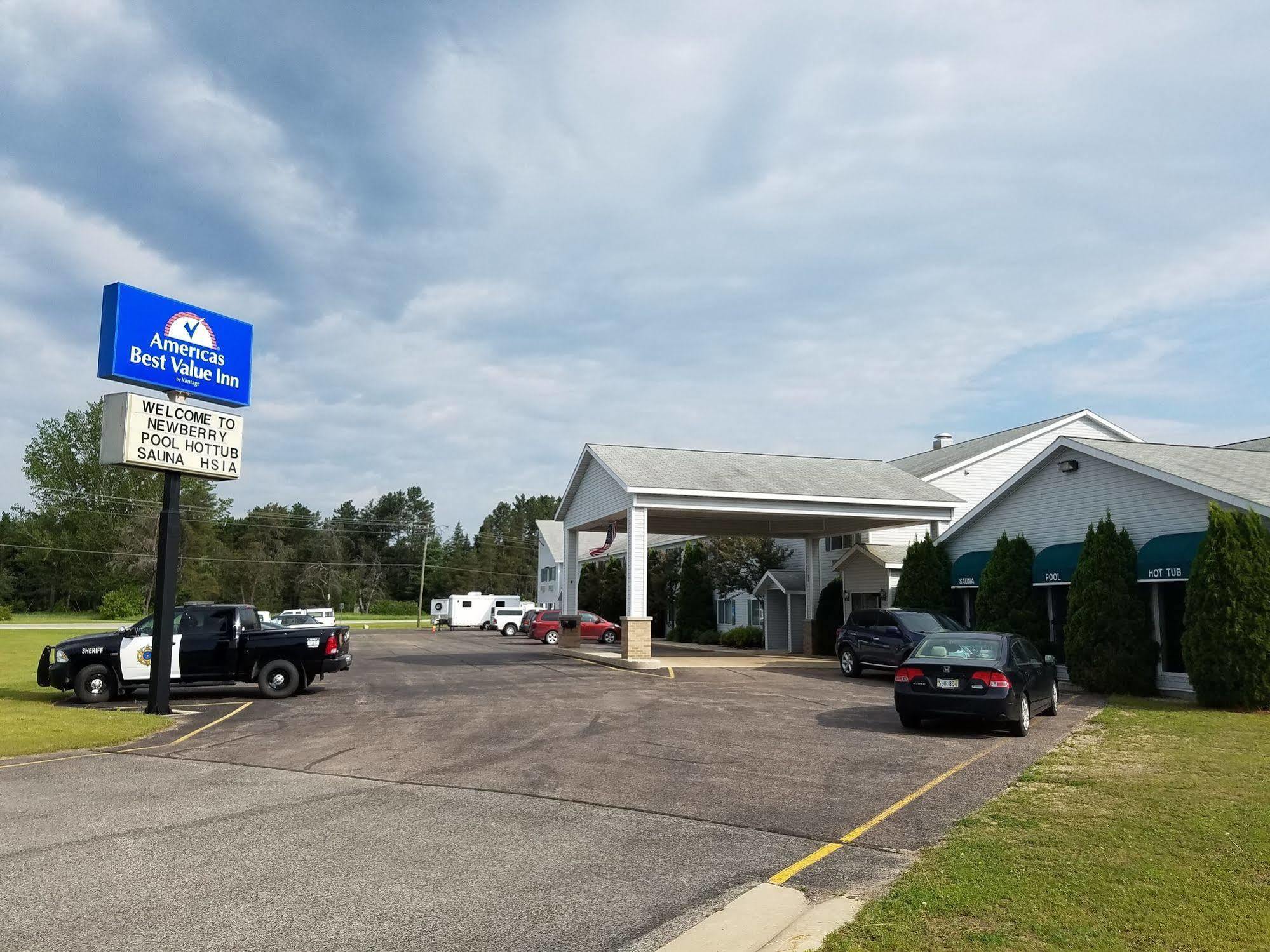 Americas Best Value Inn & Suites - Tahquamenon Country Newberry Zewnętrze zdjęcie