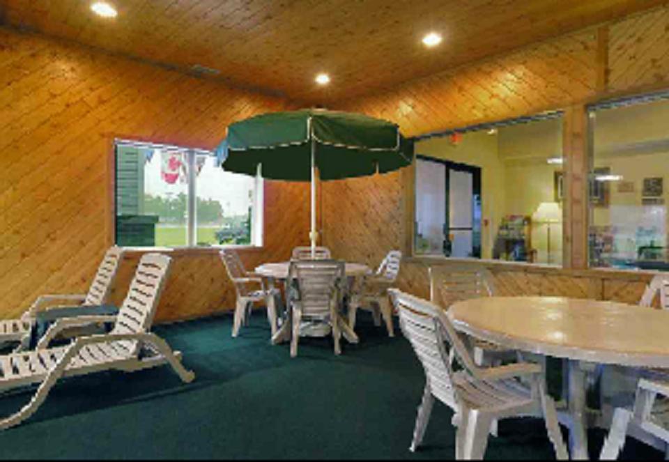 Americas Best Value Inn & Suites - Tahquamenon Country Newberry Zewnętrze zdjęcie